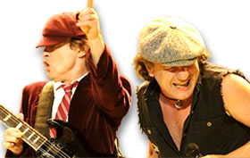 Brian Johnson de l'ACDC portant son collier pendentif signature et Angus Young dans son uniforme d'écolier