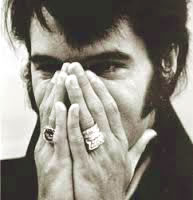 Elvis Presley exhibant ses bagues