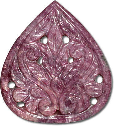 Une pierre précieuse en rubis sculpté