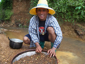 Chasseur thaïlandais de rubis et de saphirs