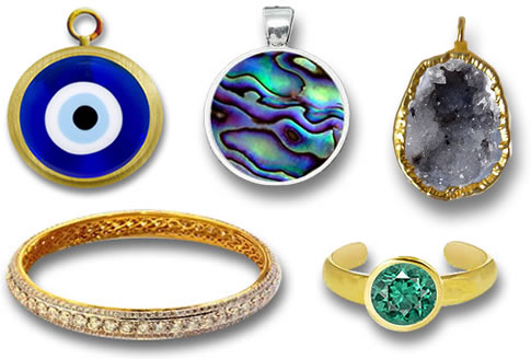 Divers styles colorés de bijoux en pierres précieuses