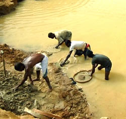 Exploitation minière alluviale pour les pierres précieuses en Sierra Leone