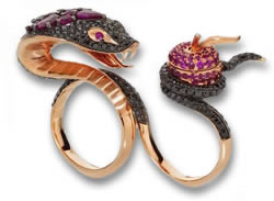 Bague deux doigts « Temptation of Eve » en diamants noirs et rubis par Stephen Webster