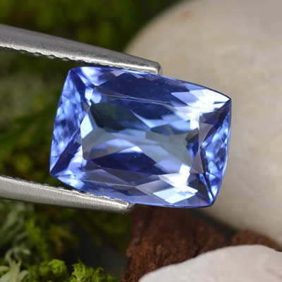 Pierre précieuse de tanzanite taille coussin