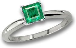 Bague en platine solitaire émeraude carrée