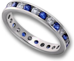 Bague d'éternité en saphir bleu et diamants sertis en canal