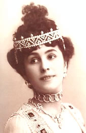 Mathilda Kschessinska portant des diamants et des perles