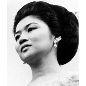 Jeune Imelda Marcos portant des boucles d'oreilles en perles