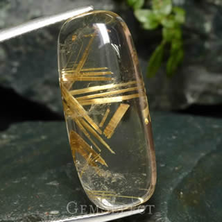 Pierre précieuse de quartz avec inclusions de rutile doré
