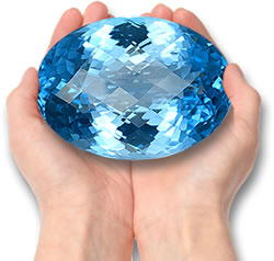 Une grande pierre précieuse de topaze bleue suisse