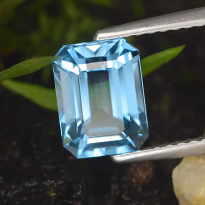 Topaze bleue suisse octogonale à taille échelonnée