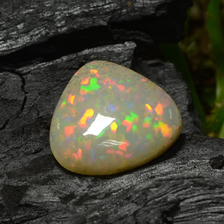 Cabochon d'opale massif d'Éthiopie