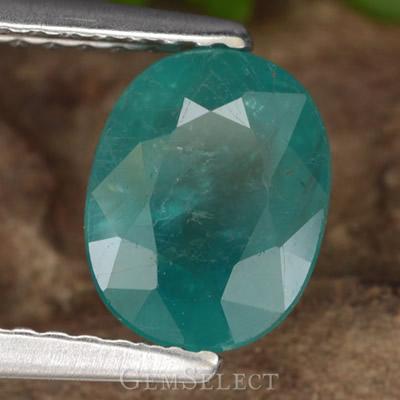 Pierre précieuse grandidierite rare et à facettes