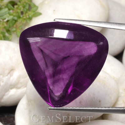Pierre précieuse de fluorite violette