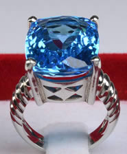 Bague en argent avec topaze bleue