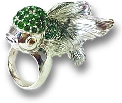 Bague cocktail en argent motif poisson avec pierres précieuses tsavorite et grenat spessartite