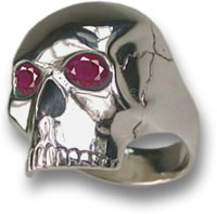 Bague tête de mort en argent avec yeux rubis