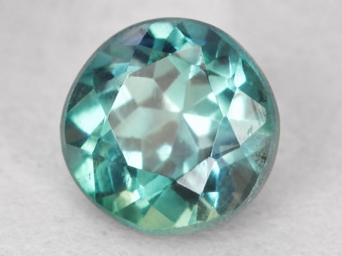 Gros plan sur des pierres précieuses d'alexandrite naturelle