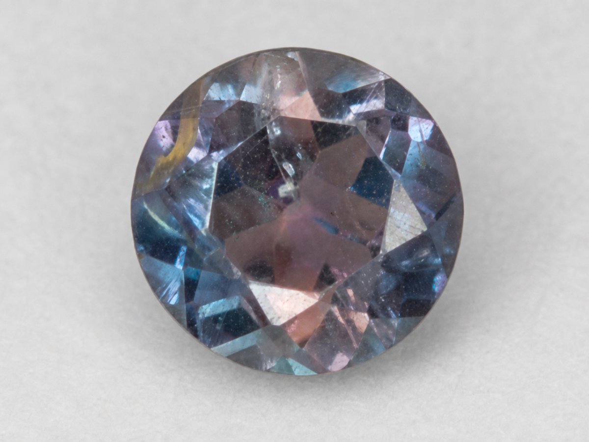 Gros plan sur des pierres précieuses d'alexandrite naturelle