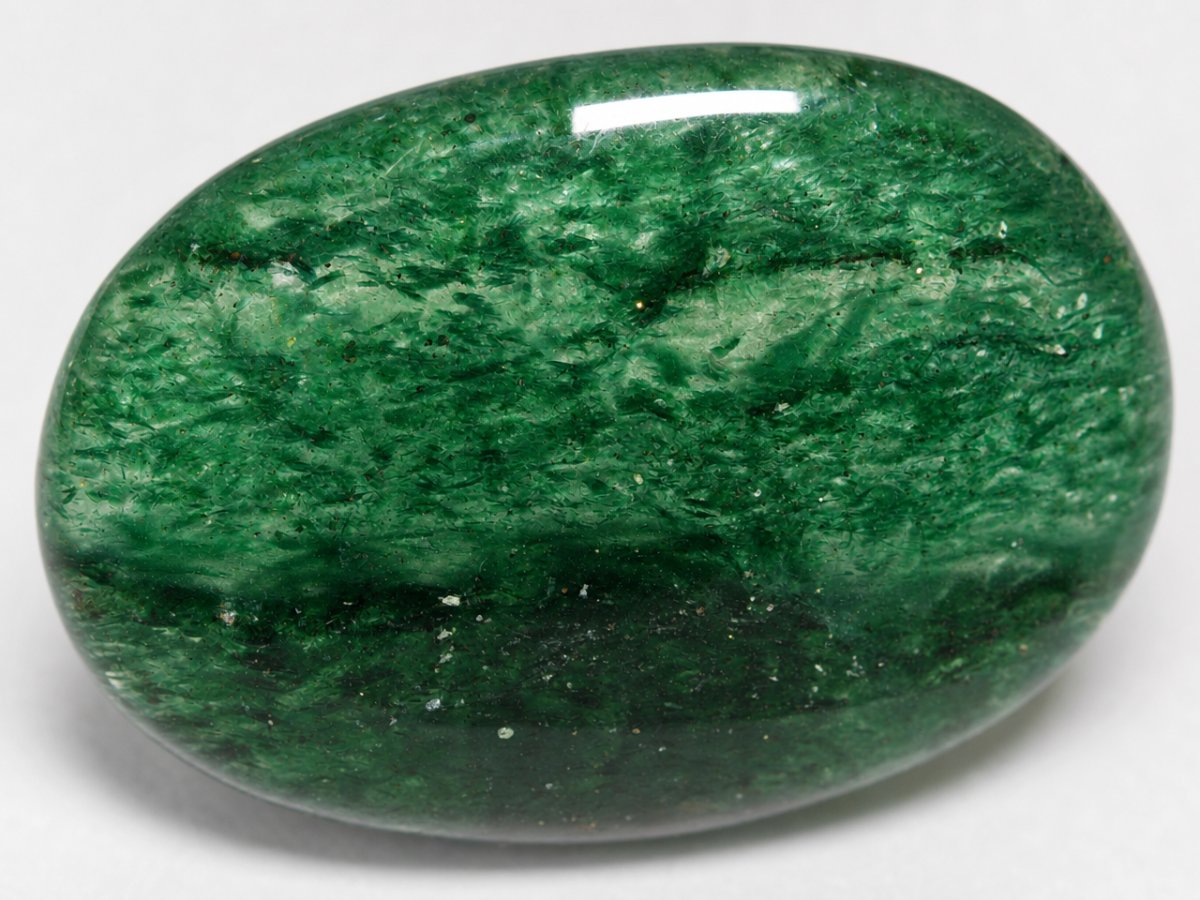 Gros plan sur des pierres précieuses d'aventurine naturelle