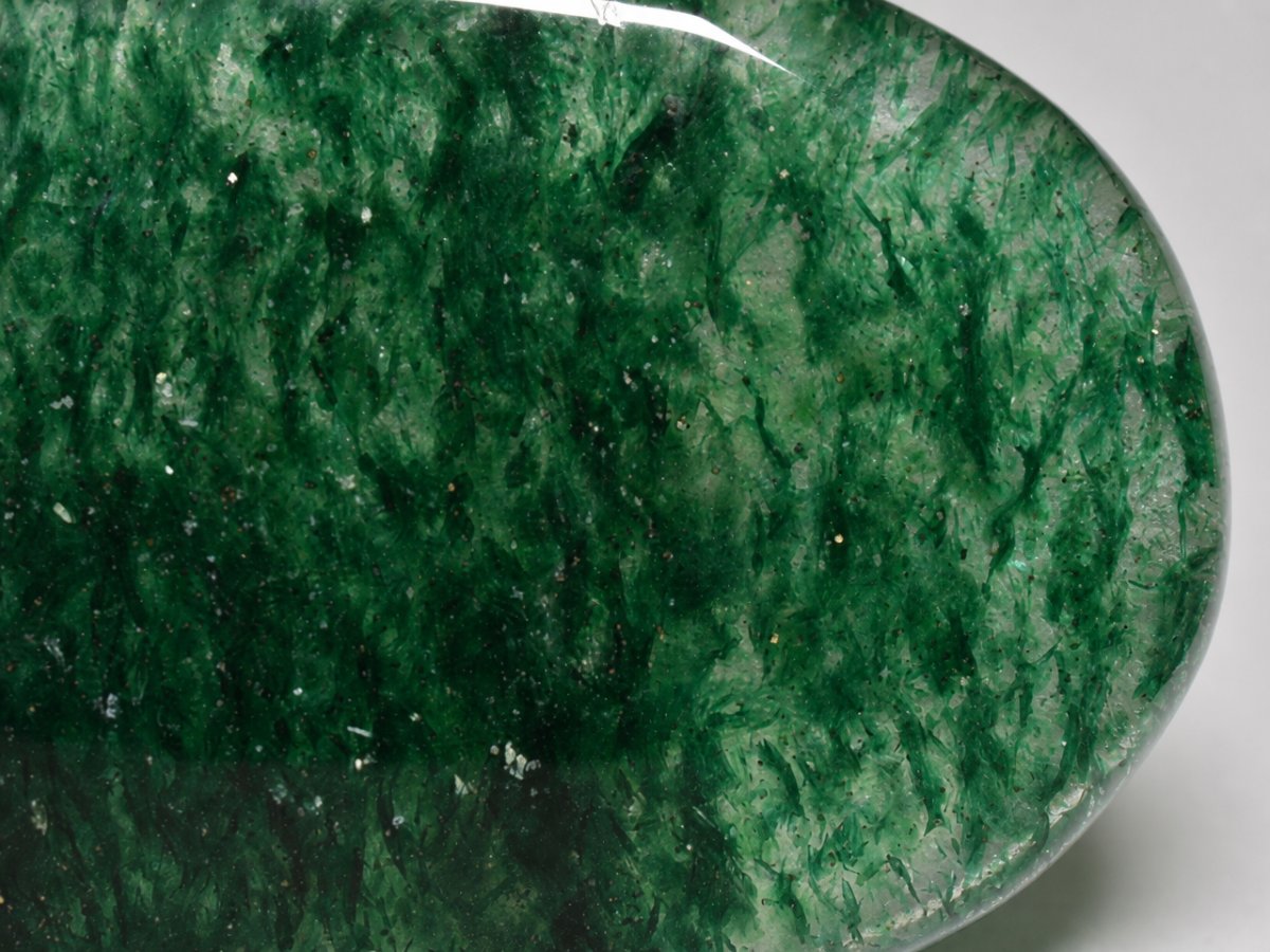 Gros plan sur des pierres précieuses d'aventurine naturelle