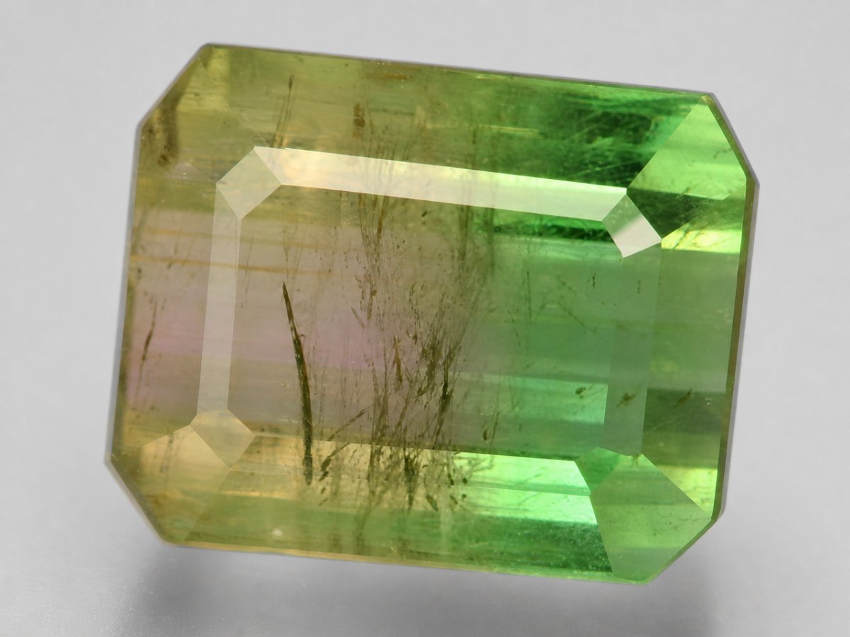 Gros plan sur des pierres précieuses de tourmaline bicolore naturelle