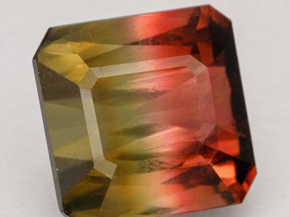 Gros plan sur des pierres précieuses de tourmaline bicolore naturelle