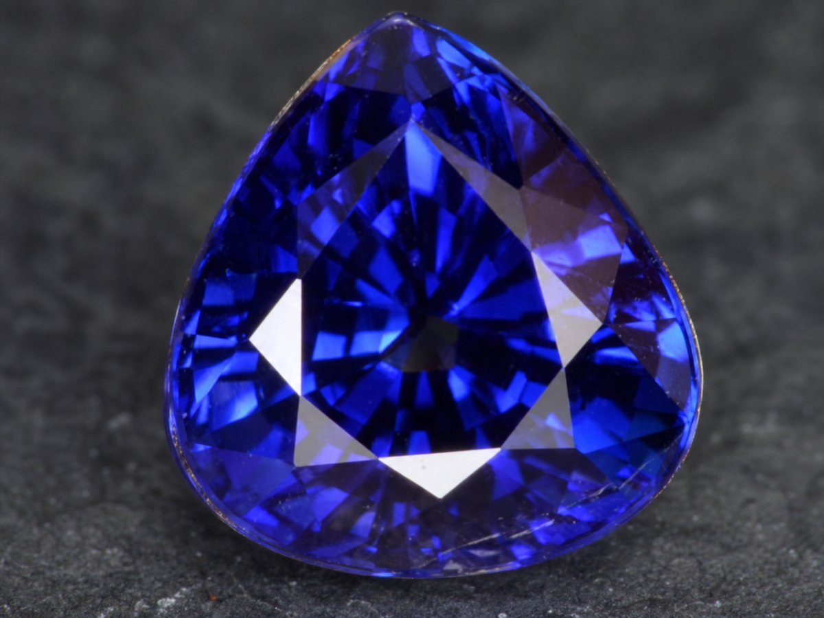Gros plan sur des saphirs bleus naturels