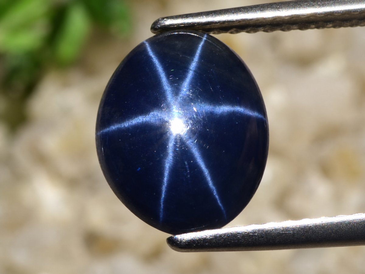 Gros plan sur des saphirs étoilés bleus naturels