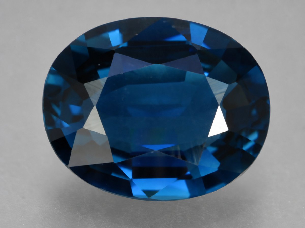 Gros plan sur des pierres précieuses de tourmaline bleue naturelle