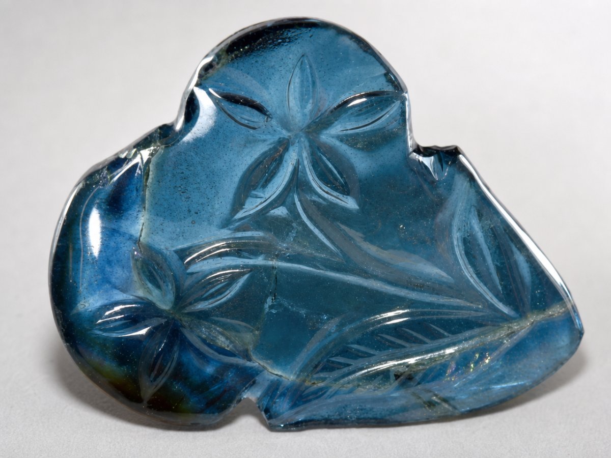 Gros plan sur des pierres précieuses de tourmaline bleue naturelle