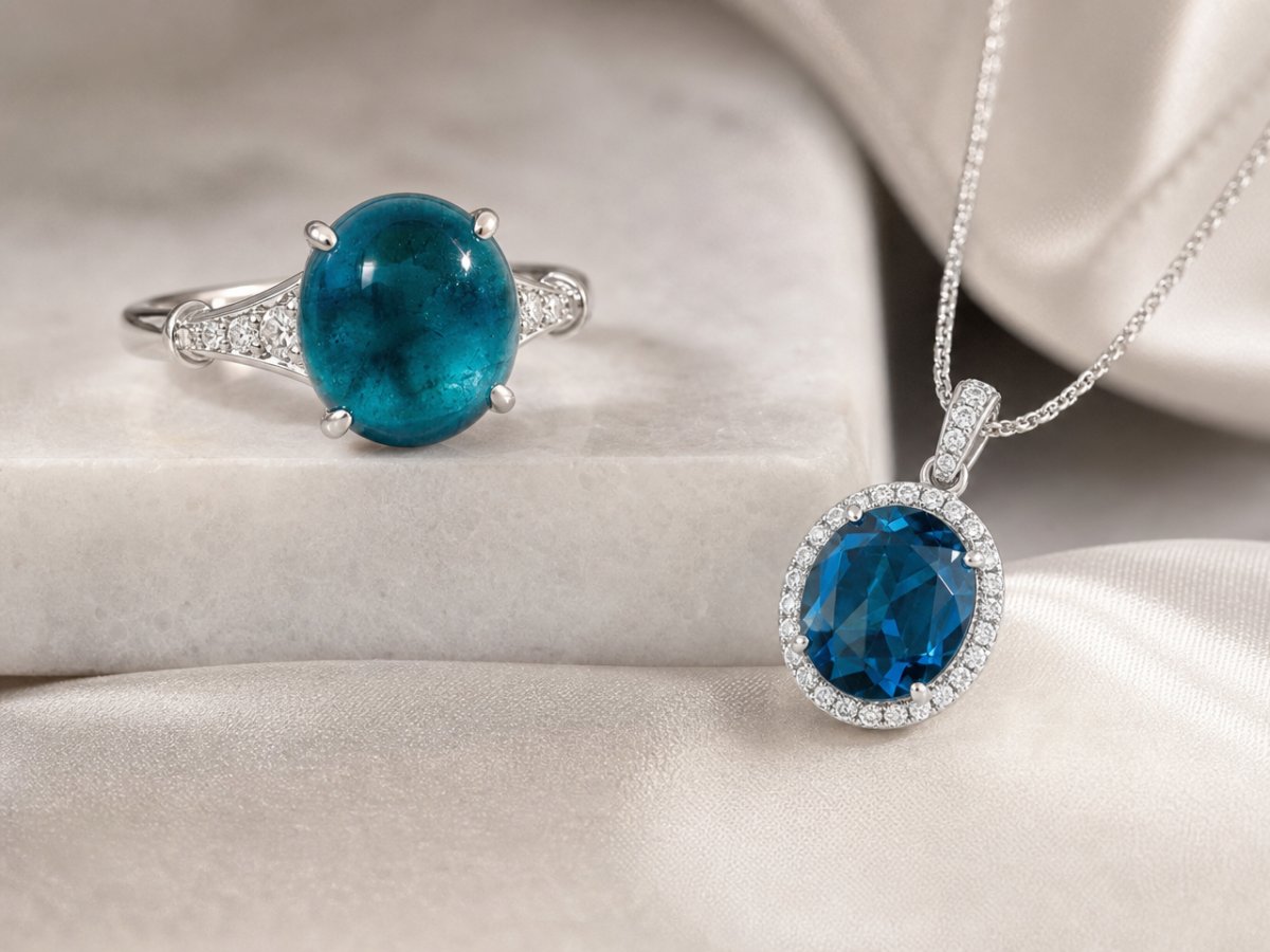 Pierres précieuses de tourmaline bleue présentées en joaillerie