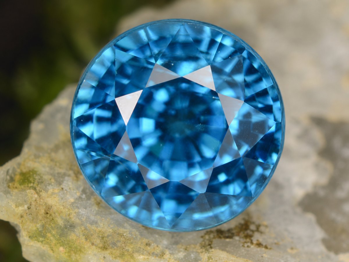 Gros plan sur des pierres précieuses de zircon bleu naturel