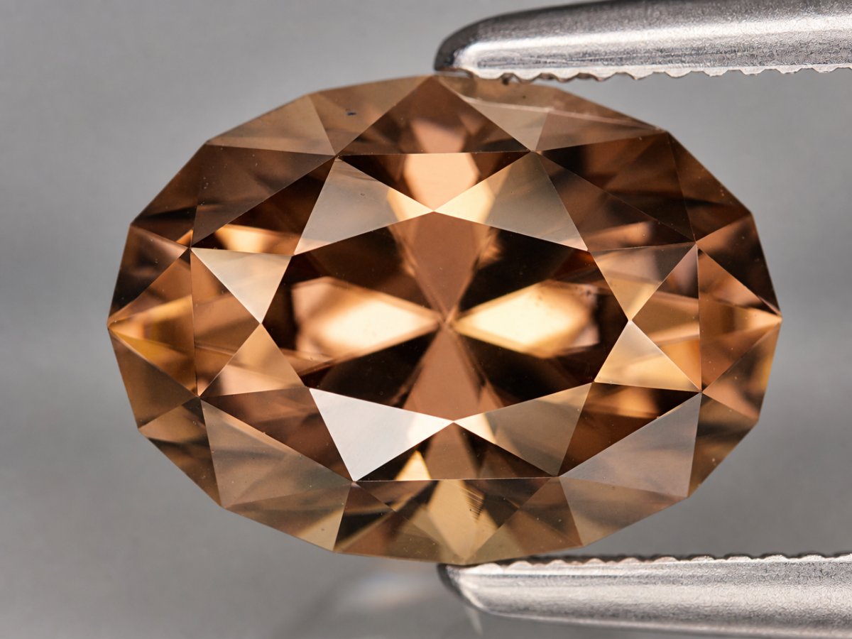 Gros plan sur des pierres précieuses de zircon brun naturel