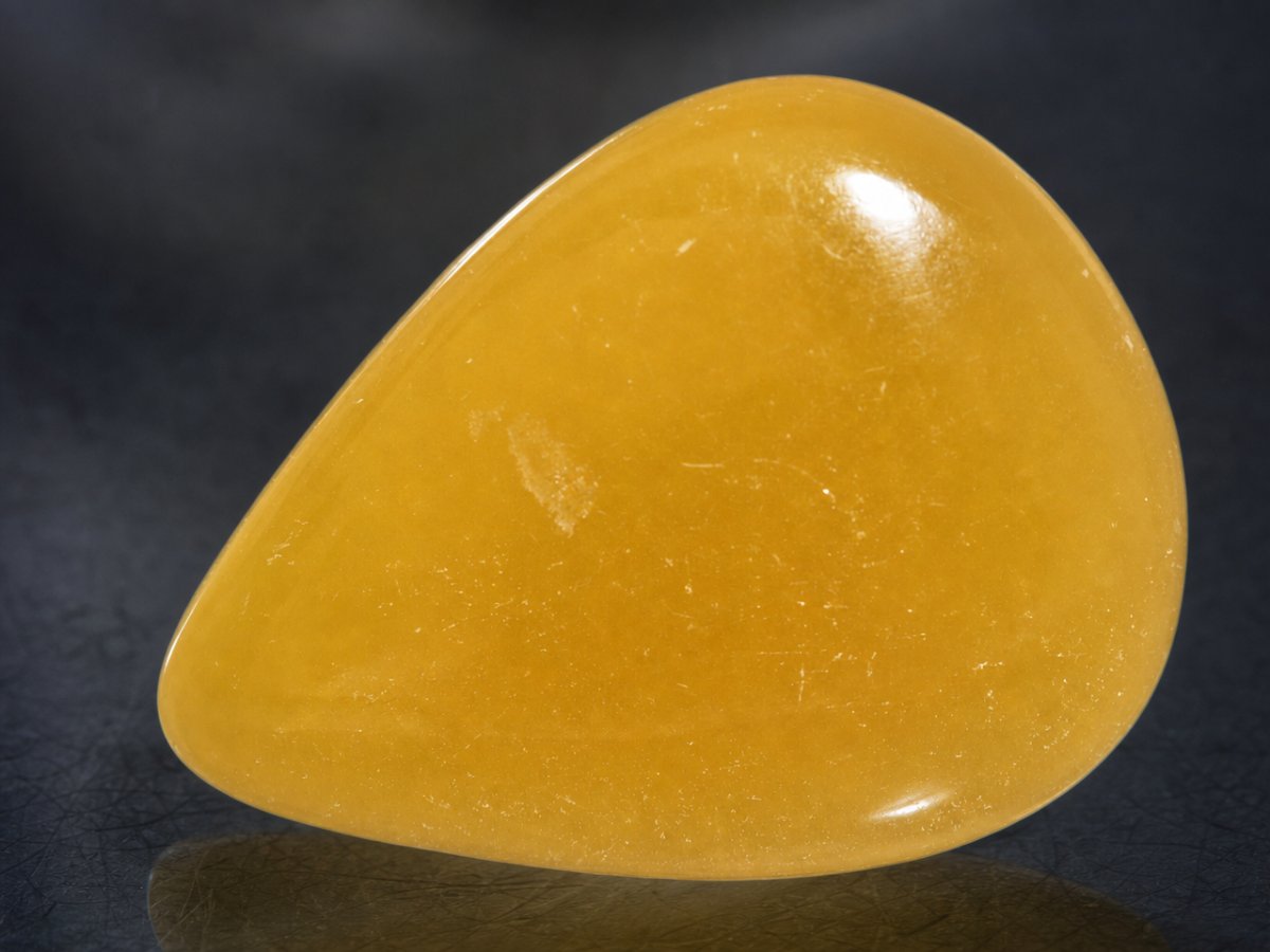 Gros plan sur des pierres précieuses de calcite naturelle