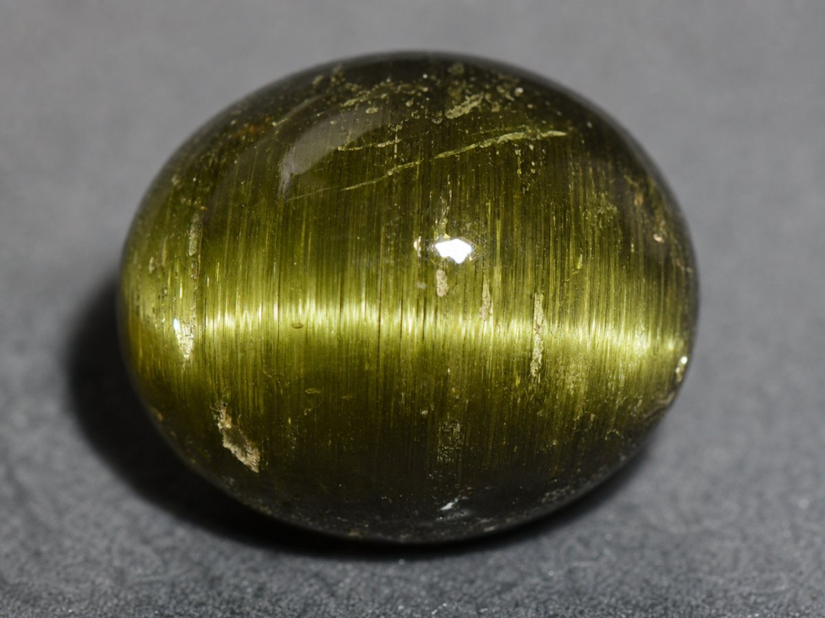 Gros plan sur des pierres précieuses de tourmaline œil-de-chat naturelles