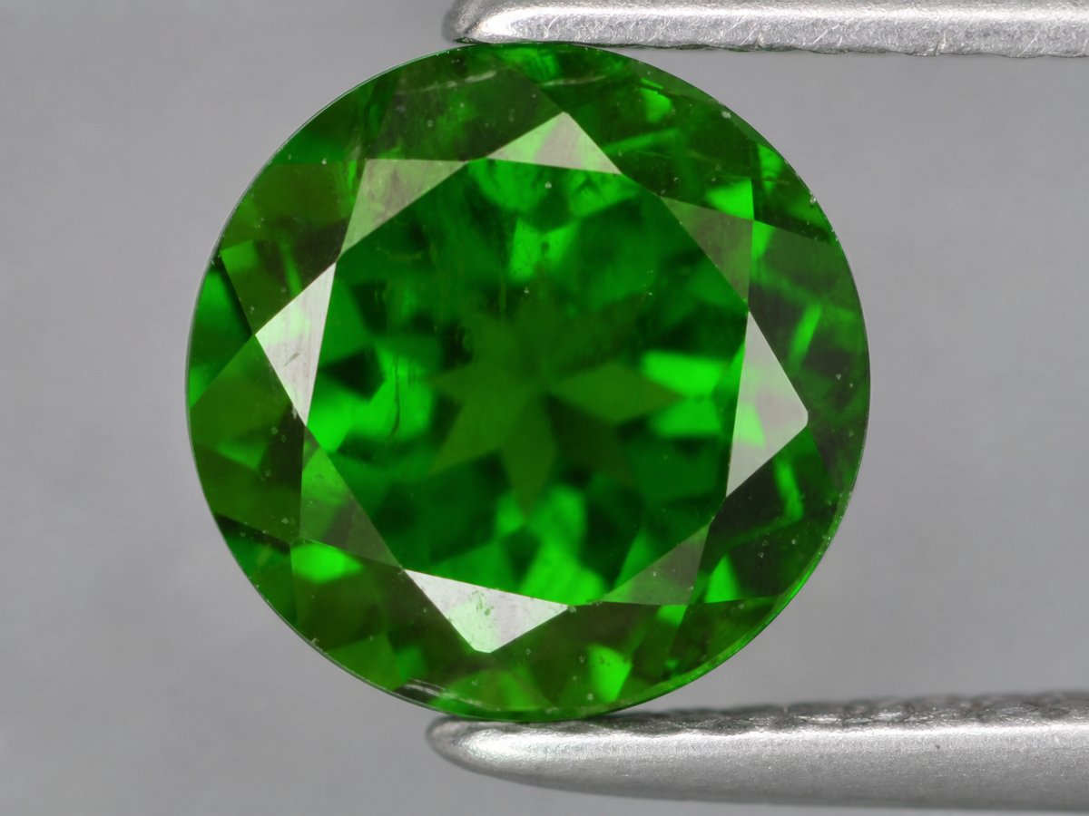 Gros plan sur des pierres précieuses naturelles de diopside chromifère