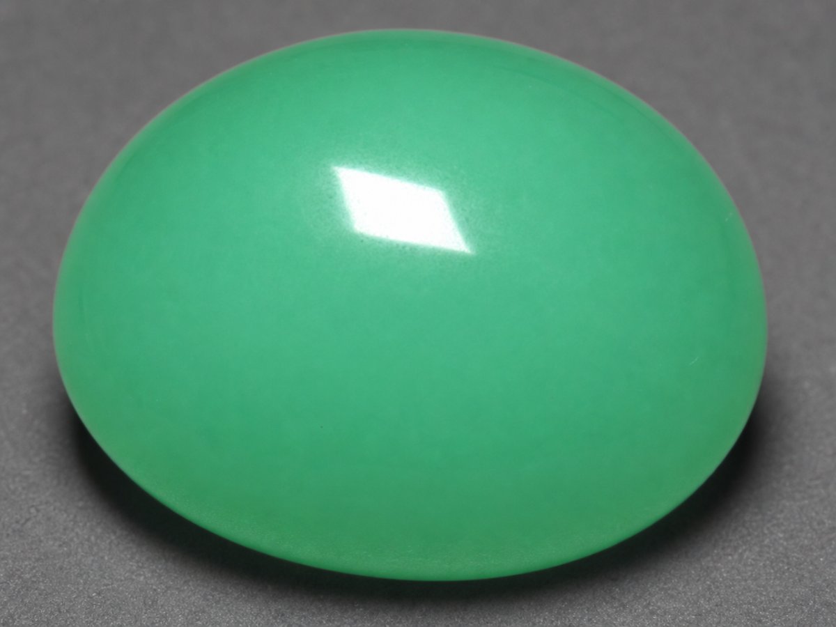 Gros plan sur des pierres précieuses de chrysoprase naturelle