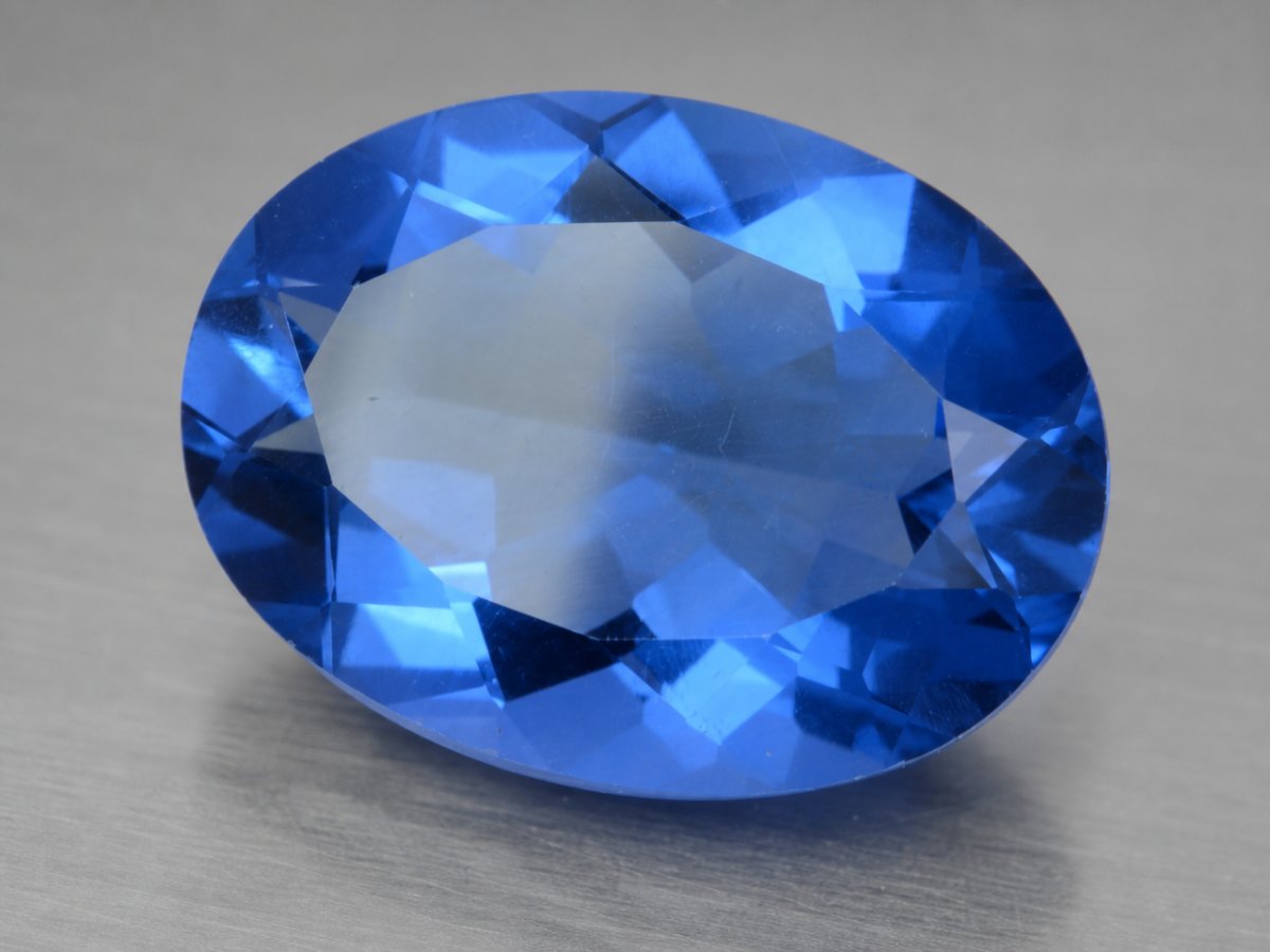 Gros plan sur des pierres précieuses de fluorite à changement de couleur naturel
