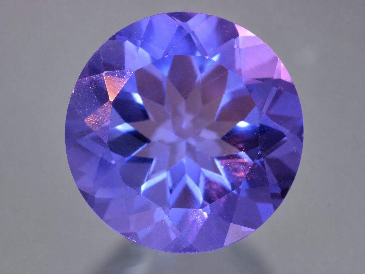 Gros plan sur des pierres précieuses de fluorite à changement de couleur naturel