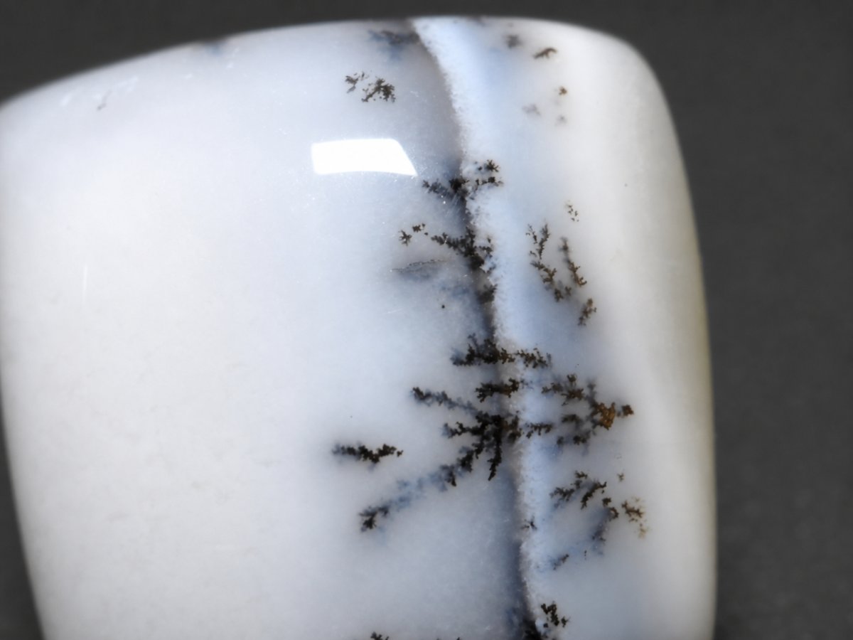 Gros plan sur des pierres précieuses d'agate dendritique naturelle