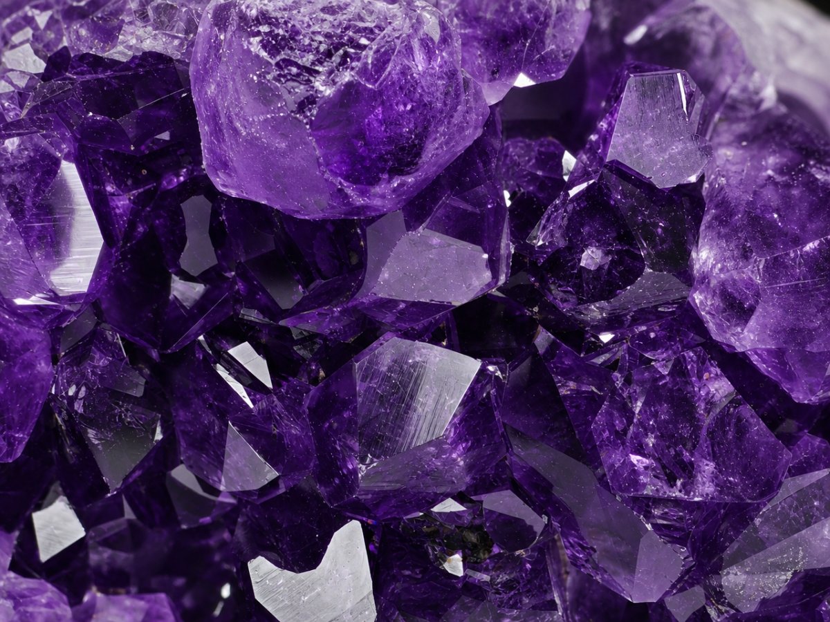 Gros plan sur des pierres précieuses d'améthyste druzy naturelles