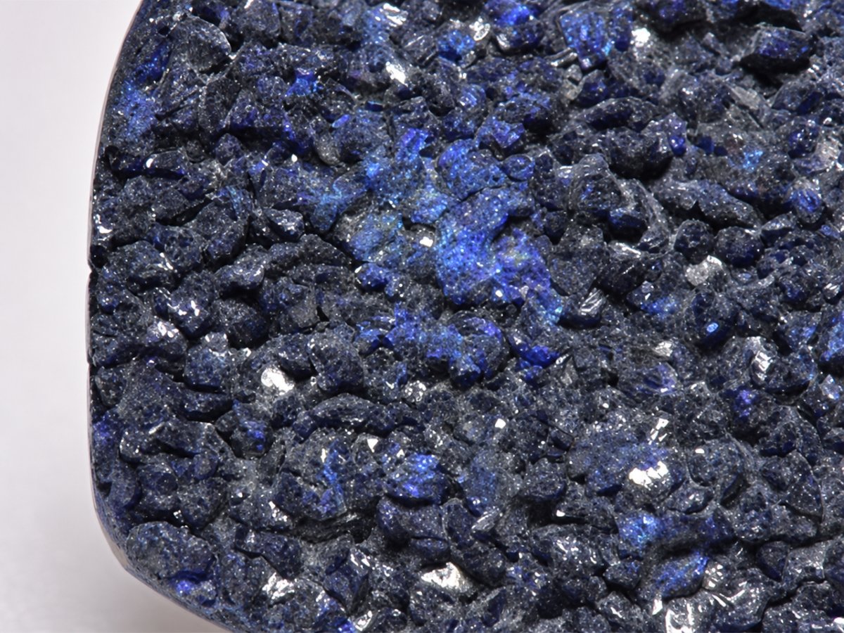 Gros plan sur des pierres précieuses d'azurite druzy naturelles