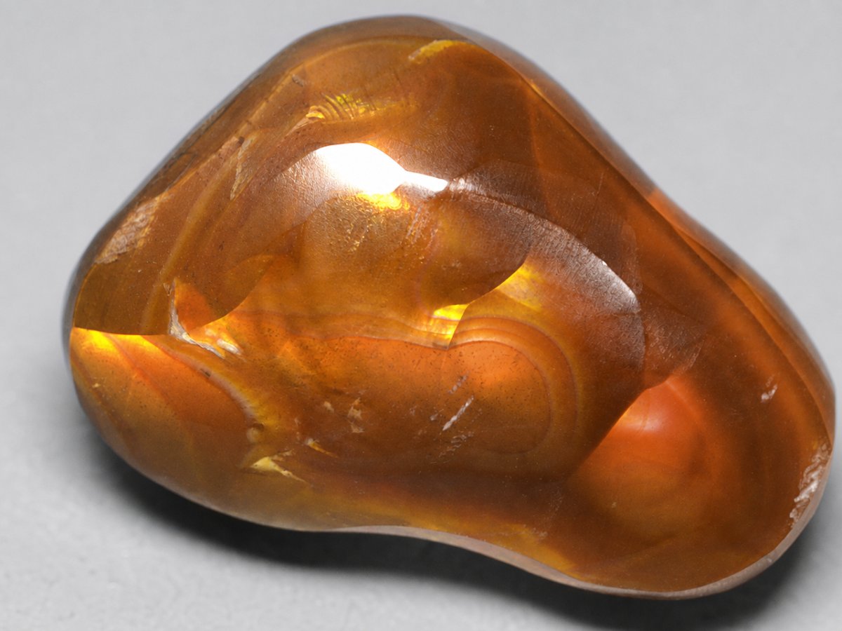 Gros plan sur des pierres précieuses d'agate de feu naturelle