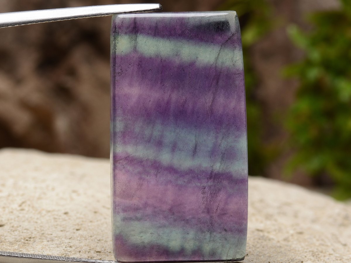 Gros plan sur des pierres précieuses de fluorite naturelle