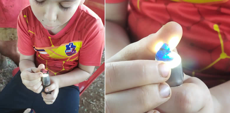 Regarder des pierres précieuses brutes avec une lampe de poche