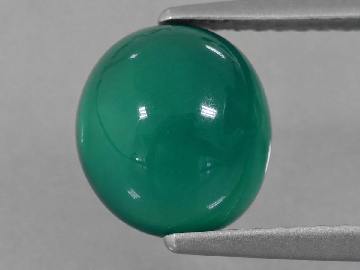 Gros plan sur des pierres précieuses d'agate verte naturelle