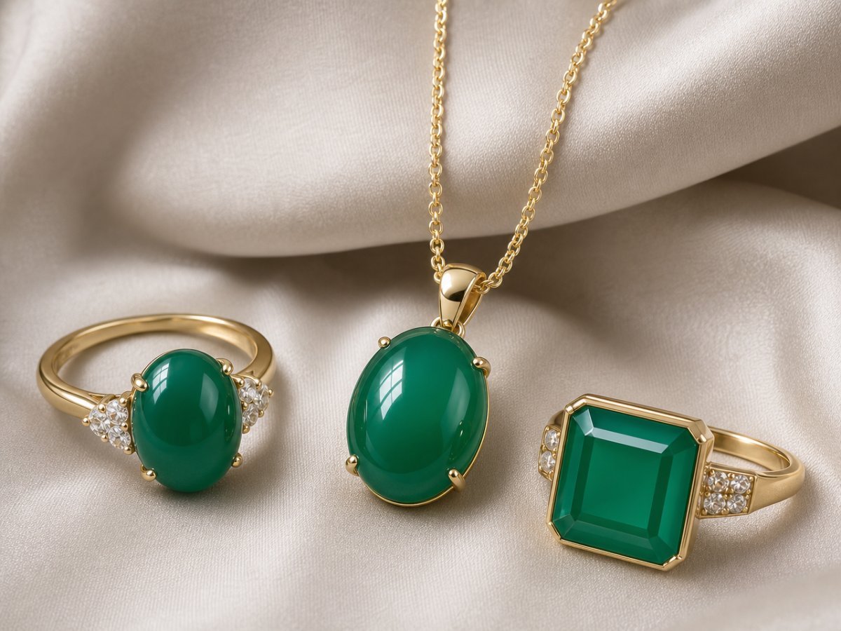 Pierres précieuses d'agate verte présentées en joaillerie