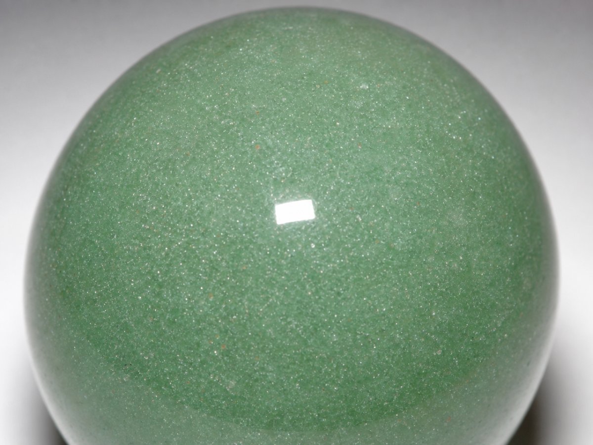 Gros plan sur des pierres précieuses d'aventurine verte naturelle