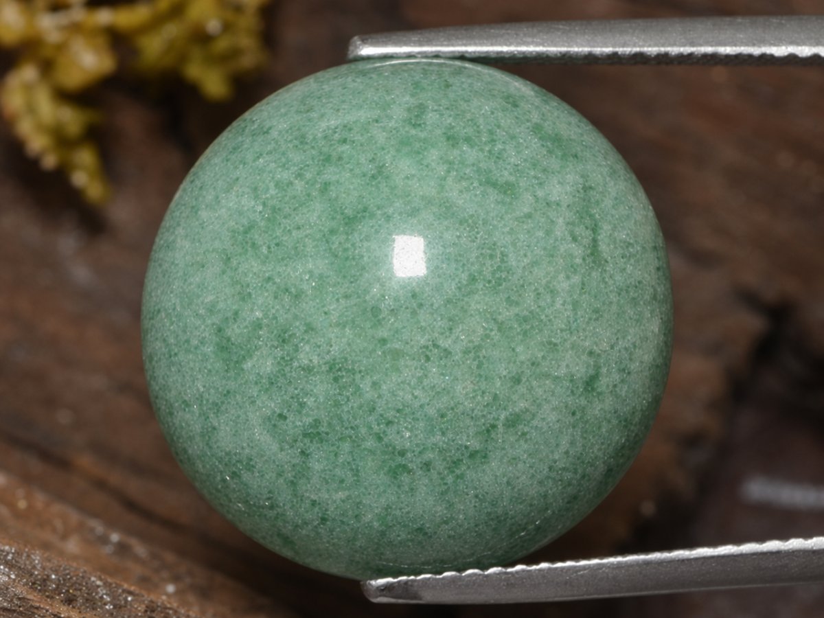 Gros plan sur des pierres précieuses d'aventurine verte naturelle